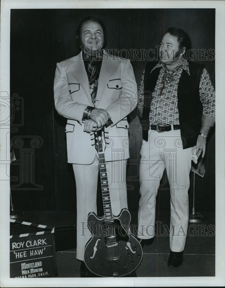 1974 Press Photo Roy Clark Admires His Likeness in the Movieland Wax Museum - Historic Images