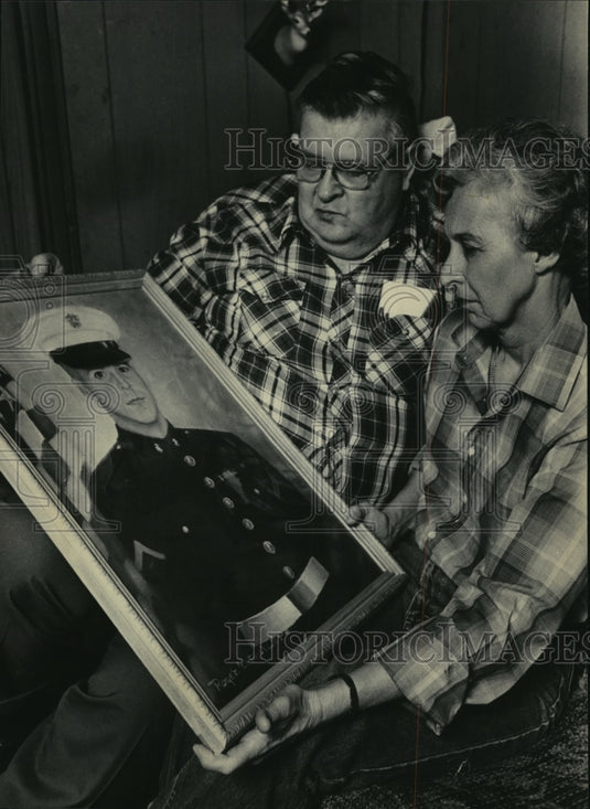1986 Press Photo James and Norma Clark With a Photo of Their Son, Randy - Historic Images