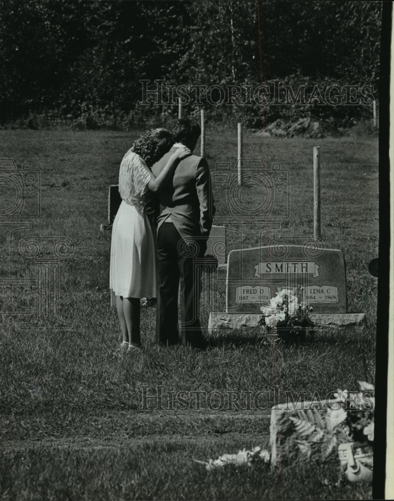 1983 Press Photo Jim Block, Friend of Randy Clark Stood in Silence at a cemetary - Historic Images