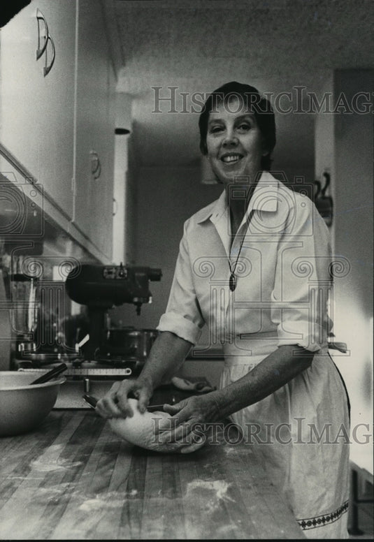 1973 Press Photo Catherine Clark, Chairman of Brownberry Ovens, Inc., baking-Historic Images