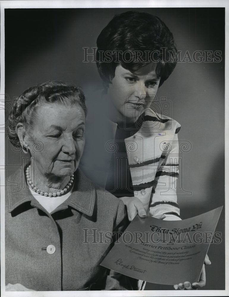 1969 Press Photo Mrs. Harriet P. Clinton and Nancy Peterson Theta Sigma Phi - Historic Images