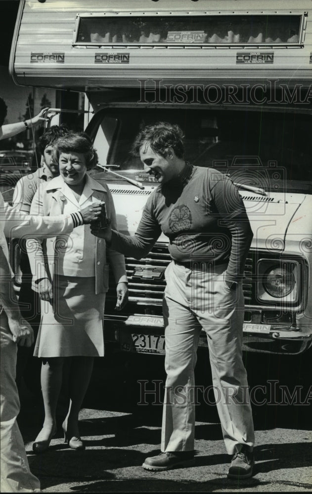 1980 Press Photo Candidate for U.S. Senate Douglass Cofrin, Takes a Drink - Historic Images