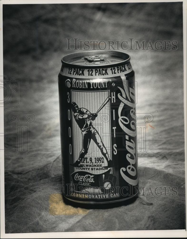 1992 Press Photo Coke Features Robin Yount&#39;s 3000th Hit on Their Cans-Historic Images