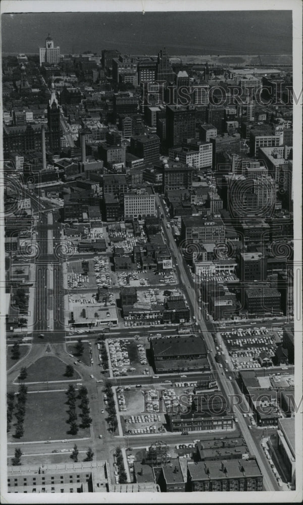 1958 Press Photo Milwaukee views downtown looking east along civic center- Historic Images