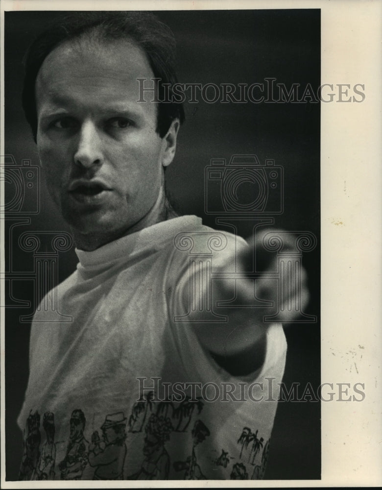 1987 Press Photo Pius XI Coach Joel Claassen Corrects His Players - mja76247 - Historic Images