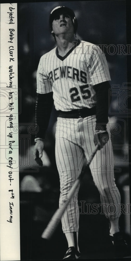 1985 Press Photo Bobby Clark of the Milwaukee Brewers Watched his Fly Ball- Historic Images