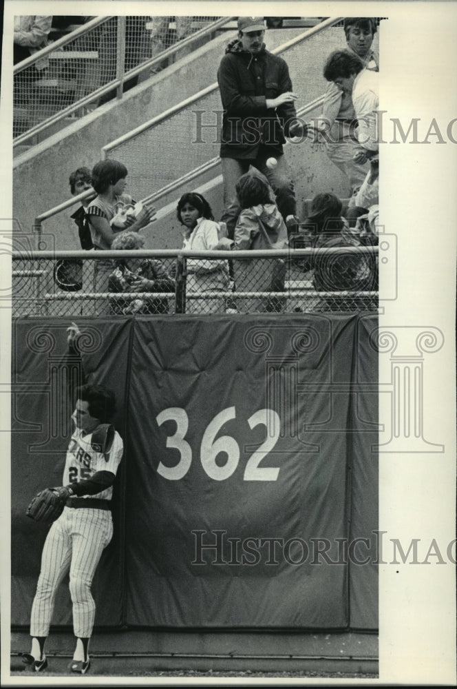 1985 Press Photo Brewer Bobby Clark Failed to Catch a Ball Hit into the Stands- Historic Images