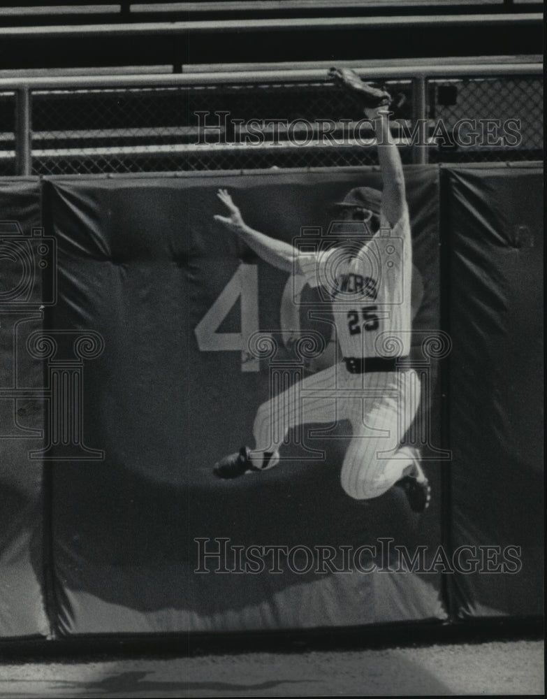 1984 Press Photo Bobby Clark Jumped to Make a Catch of a Flyball - mja76267 - Historic Images