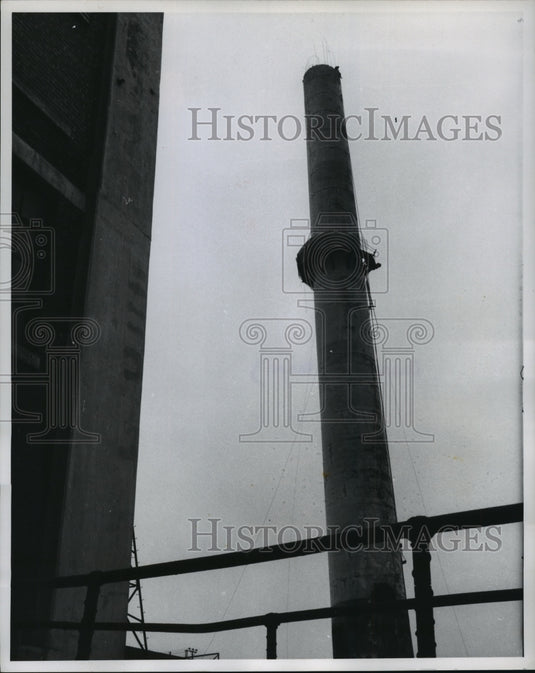 1959 Press Photo George Hill and Jose Valencia Wait to be Rescued on a Chimney - Historic Images
