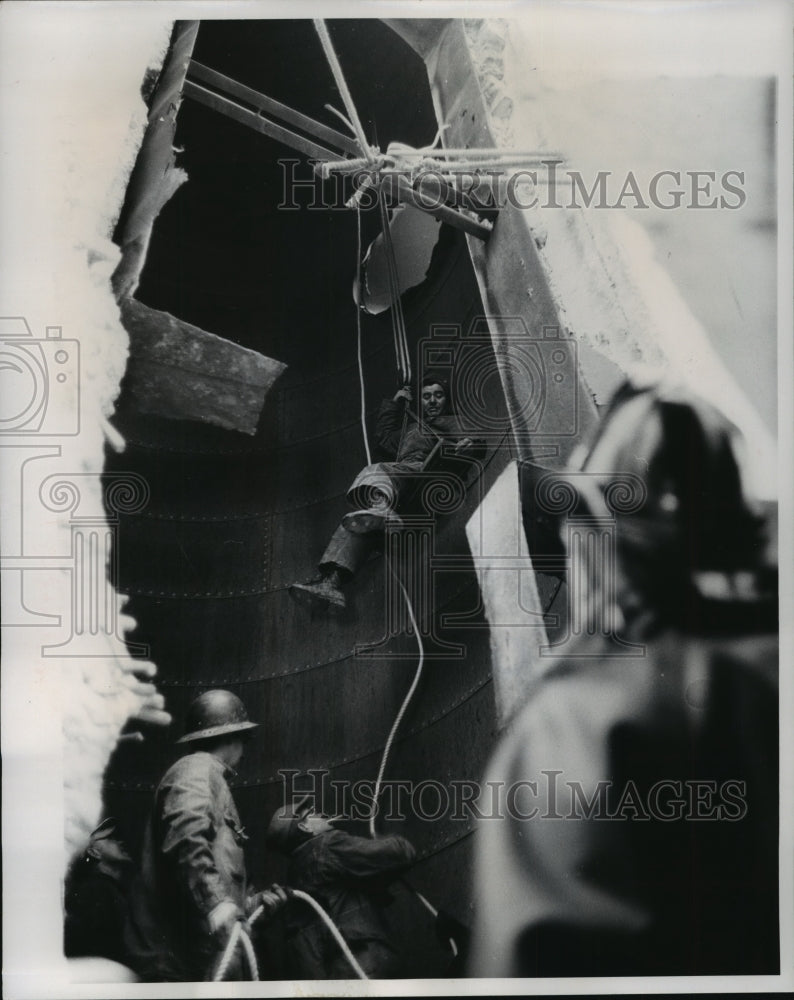 1959 Press Photo Valencia Lowered From Chimney he was Stuck on with George Hill-Historic Images