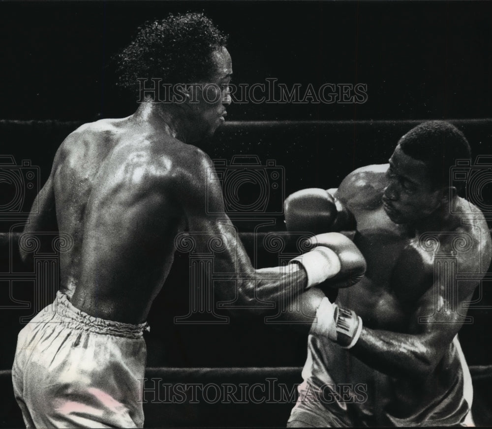 1989 Press Photo Keith McMurray punching Don Lee in a boxing match - mja76331-Historic Images