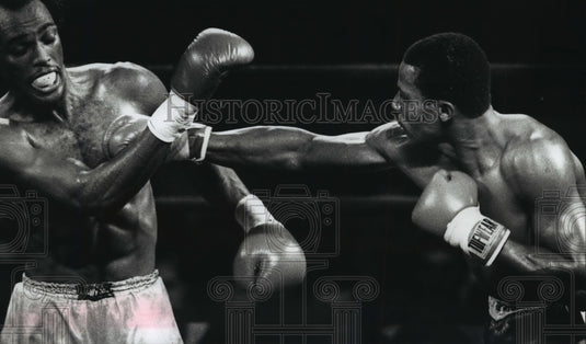 1989 Press Photo Keith McMurray avoids a punch from Don Lee in a boxing match-Historic Images