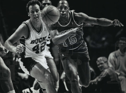 1990 Press Photo Milwaukee Bucks Basketball Player Larry Krystkowiak at left - Historic Images