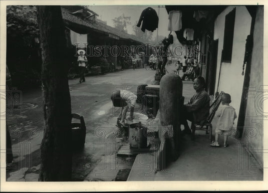 1984 Press Photo Woman Washing Clothes in a Pan on Street in Chengdu, China-Historic Images