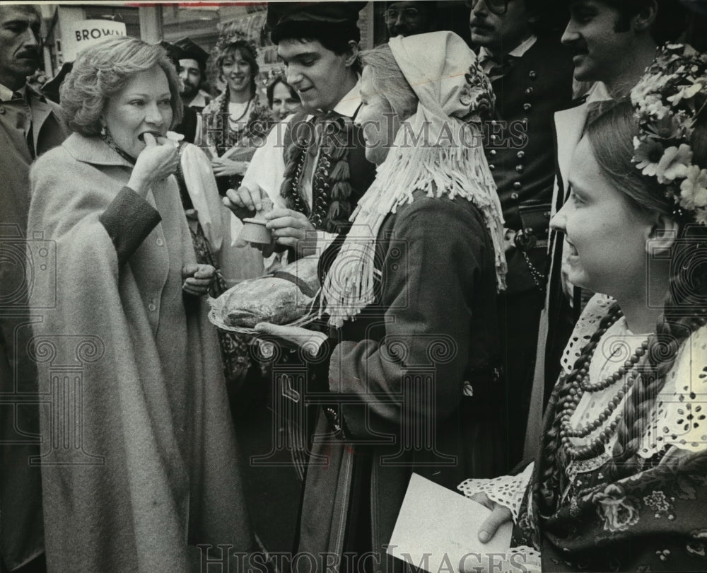 1980 Press Photo Rosalynn Carter Tries Polish Bread on Milwaukee's Mitchell St. - Historic Images