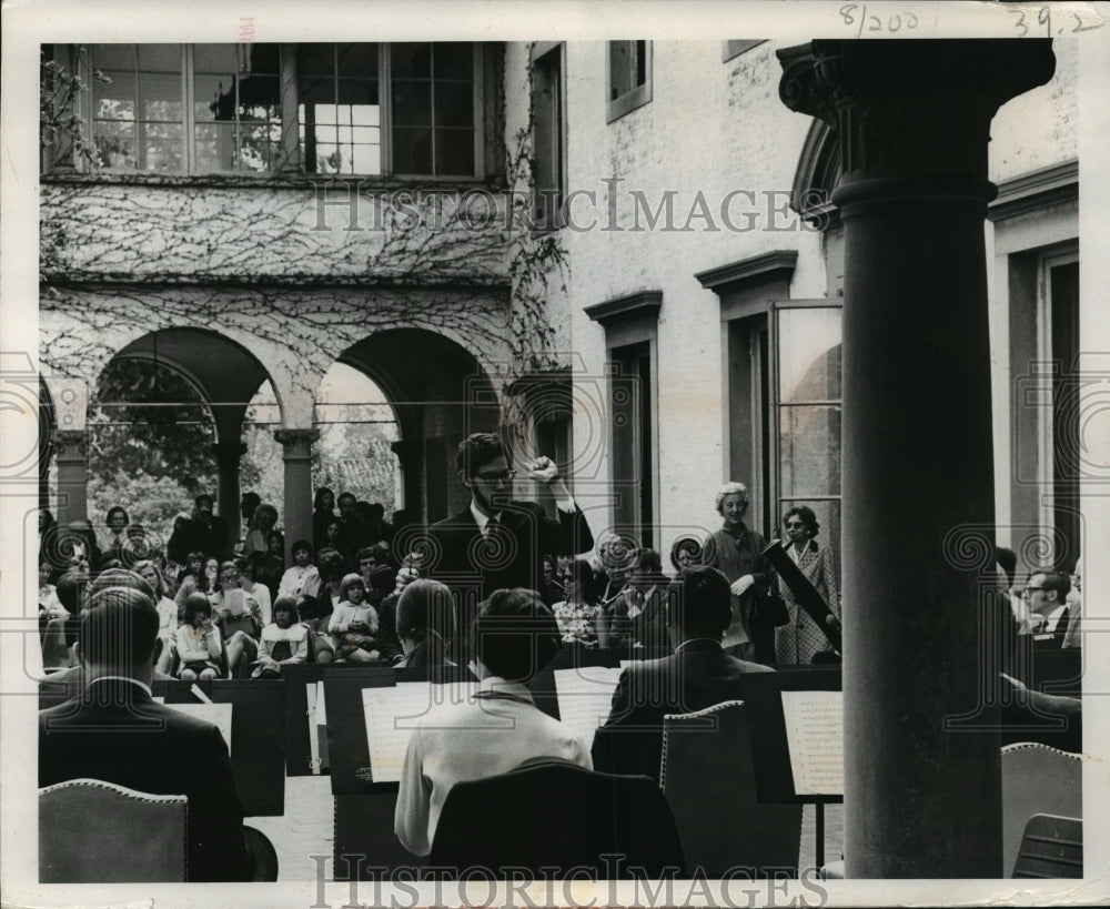 1972 Press Photo Symphony Wind Group director Stephen Colburn at Villa Terrace - Historic Images