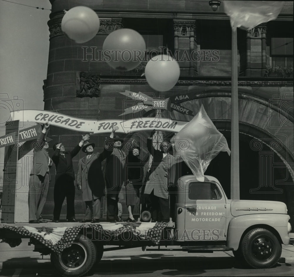 1951 Press Photo Milwaukee Crusade for Freedom committee members at city hall - Historic Images
