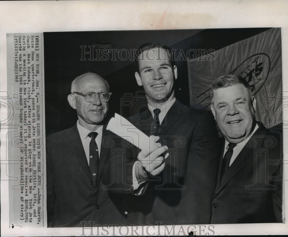 1965 Press Photo Football player John Haurte signs with the New York Jets-Historic Images