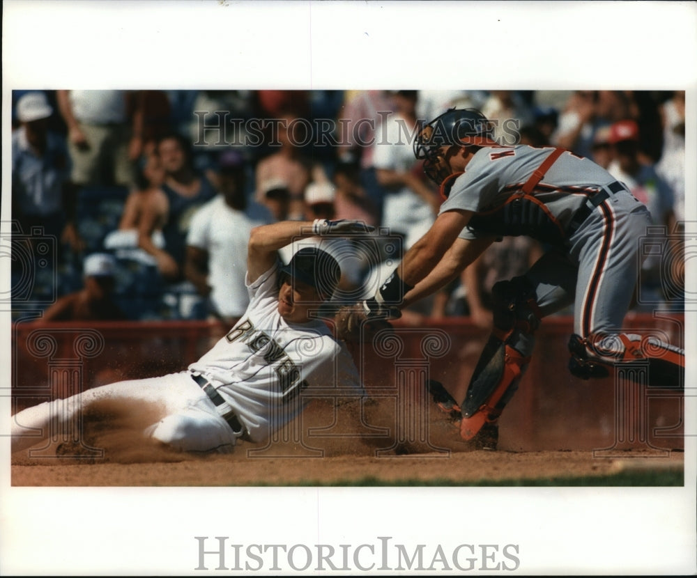 1994 Press Photo Tiger baseball catcher Chad Krueter tags out Brewer Bill Spiers - Historic Images