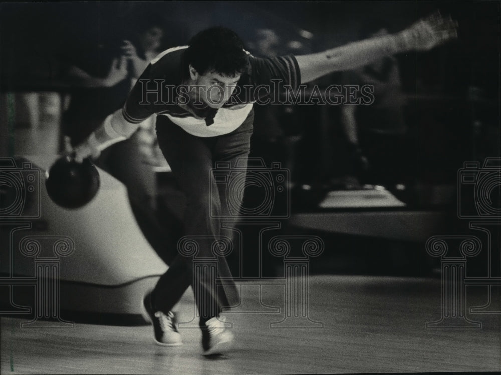1986 Press Photo U.S. Bowler Tommy Kress king of bowling&#39;s rabbits - mja76613-Historic Images