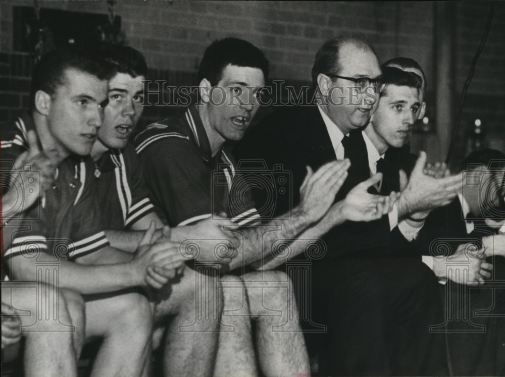 1964 Press Photo Coach Ray Krzoska with University Wisconsin-Milwaukee players- Historic Images