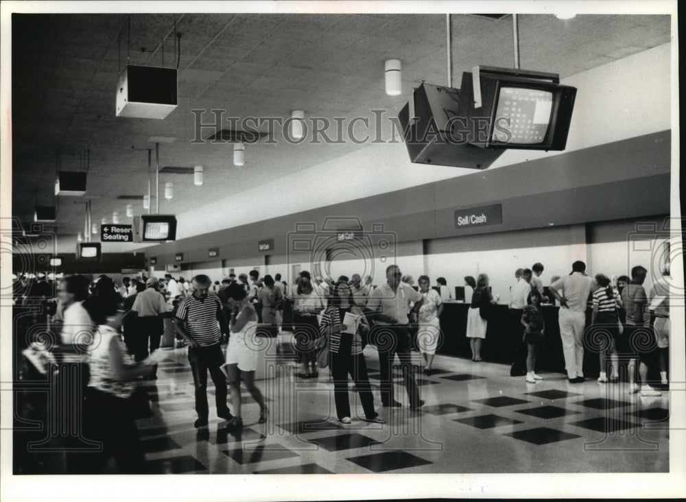 1989 Press Photo Patrons at Dubuque Greyhound Park in Iowa Place Bets Inside - Historic Images