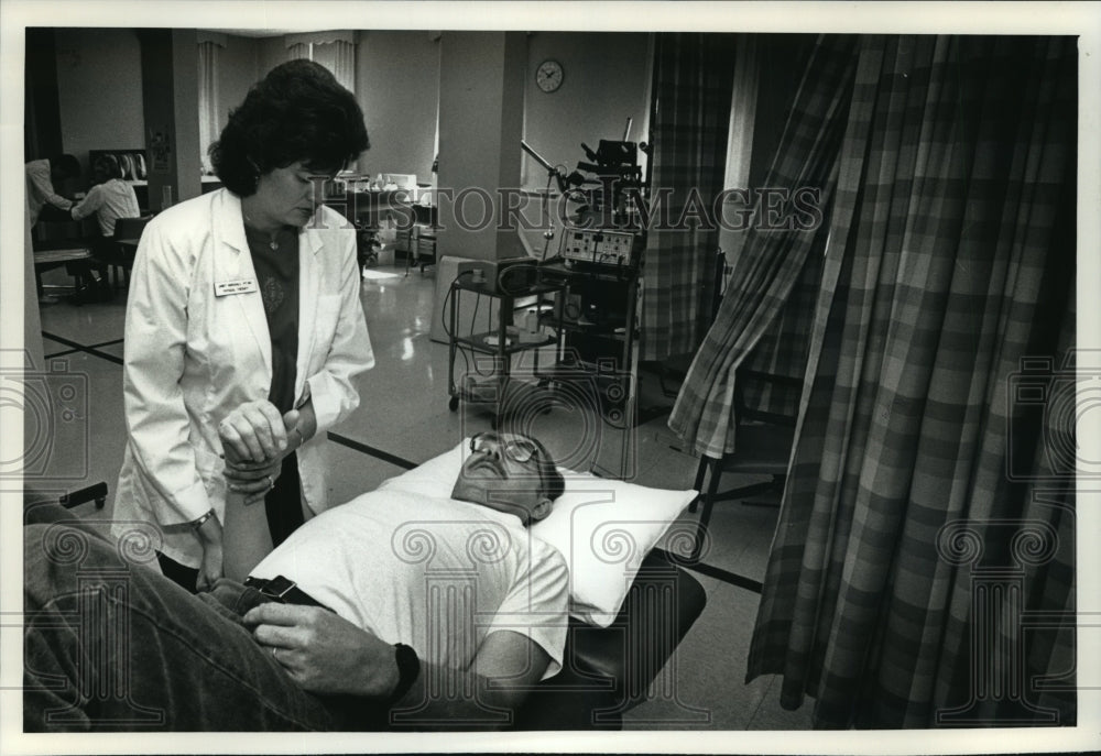 1990 Press Photo Janet Marshall, rheumatology physical therapist, treats patient-Historic Images