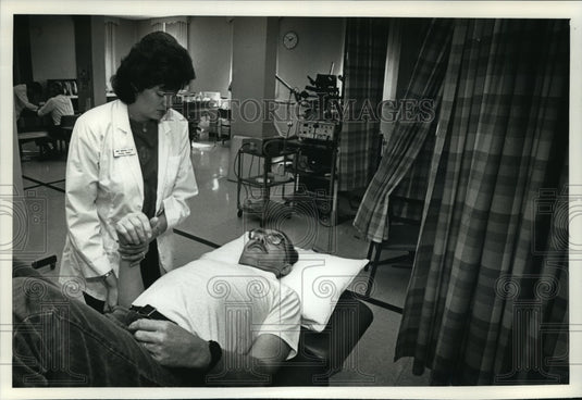 1990 Press Photo Janet Marshall, rheumatology physical therapist, treats patient-Historic Images