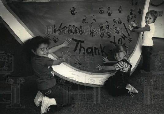 1987 Press Photo Maria Cook helped prepare a giant watermelon "Thank You" card-Historic Images
