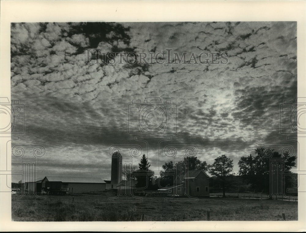1985 Press Photo Clouds over a farm near Lake Linden in Upper Peninsula Michigan - Historic Images