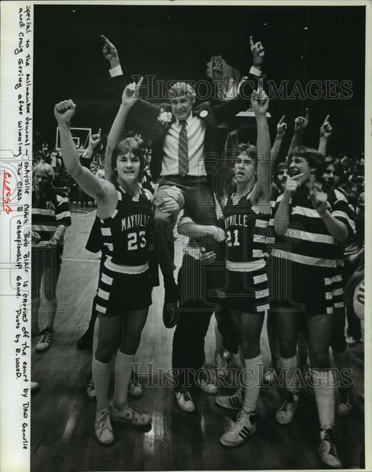 1985 Press Photo Coach Bob Blair and his team, Cardinals, after a victory- Historic Images