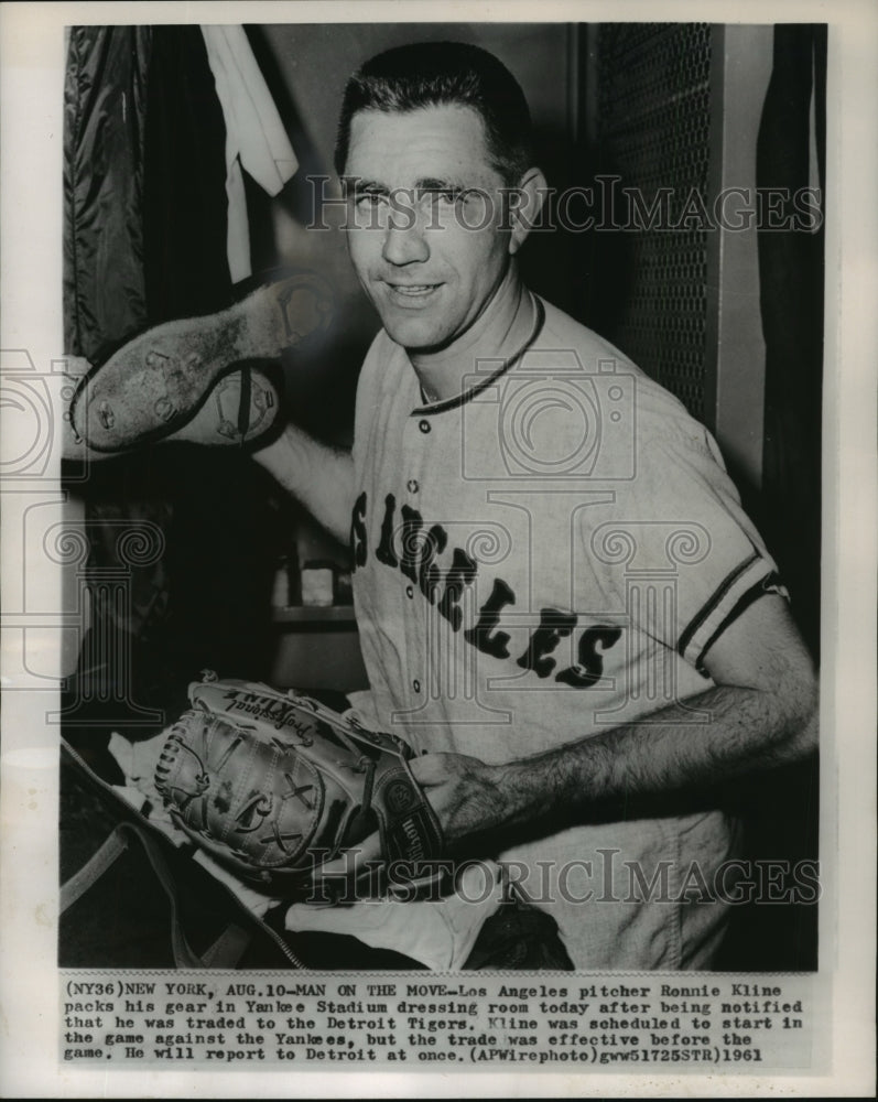 1961 Press Photo Los Angeles pitcher Ronnie Kline packing his gear for Detroit-Historic Images