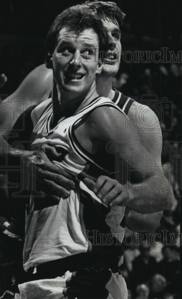 1990 Press Photo Larry Krystkowiak in Milwaukee Bucks versus Washington Bullets - Historic Images