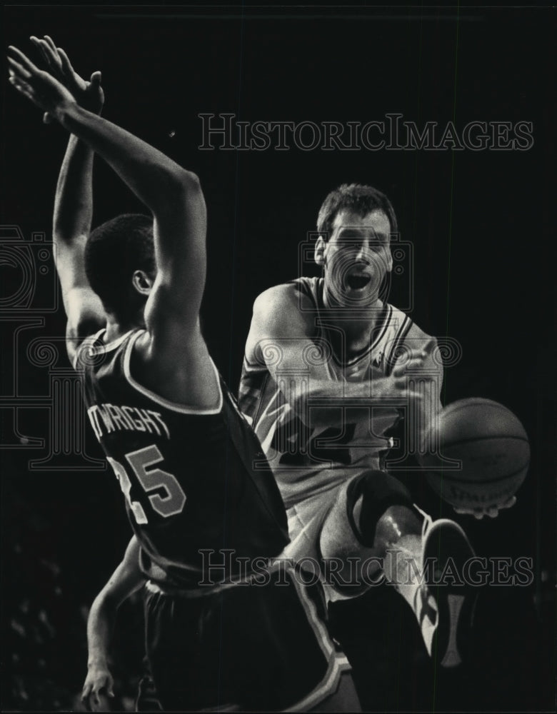 1988 Press Photo Basketball player Larry Krystkowiak of the Bucks with ball-Historic Images