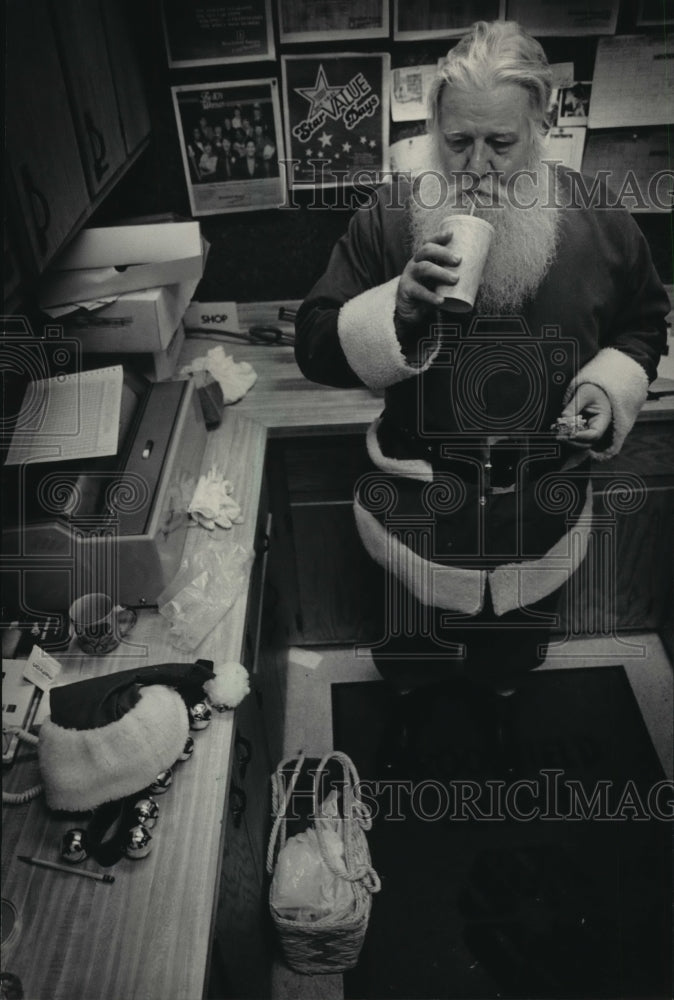 Press Photo Ken Caswell as Santa Claus at Brooksfield Square takes a break - Historic Images