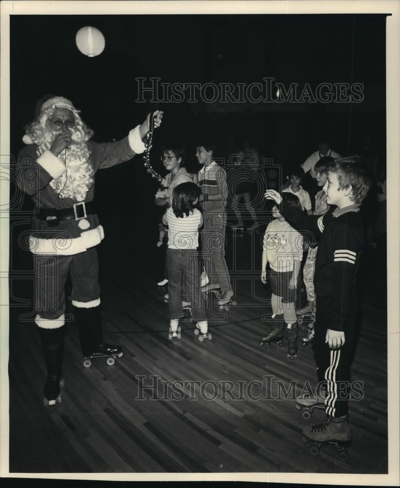 1987 Press Photo Santa Claus roller skating at the Rollaero Skate Center-Historic Images