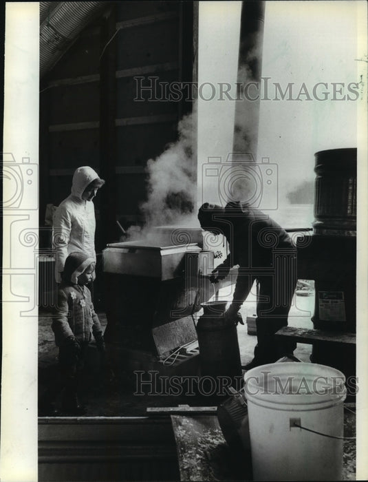 1981 Press Photo Larry and Ardyce Eisentraut make Maple Syrup, Wisconsin - Historic Images