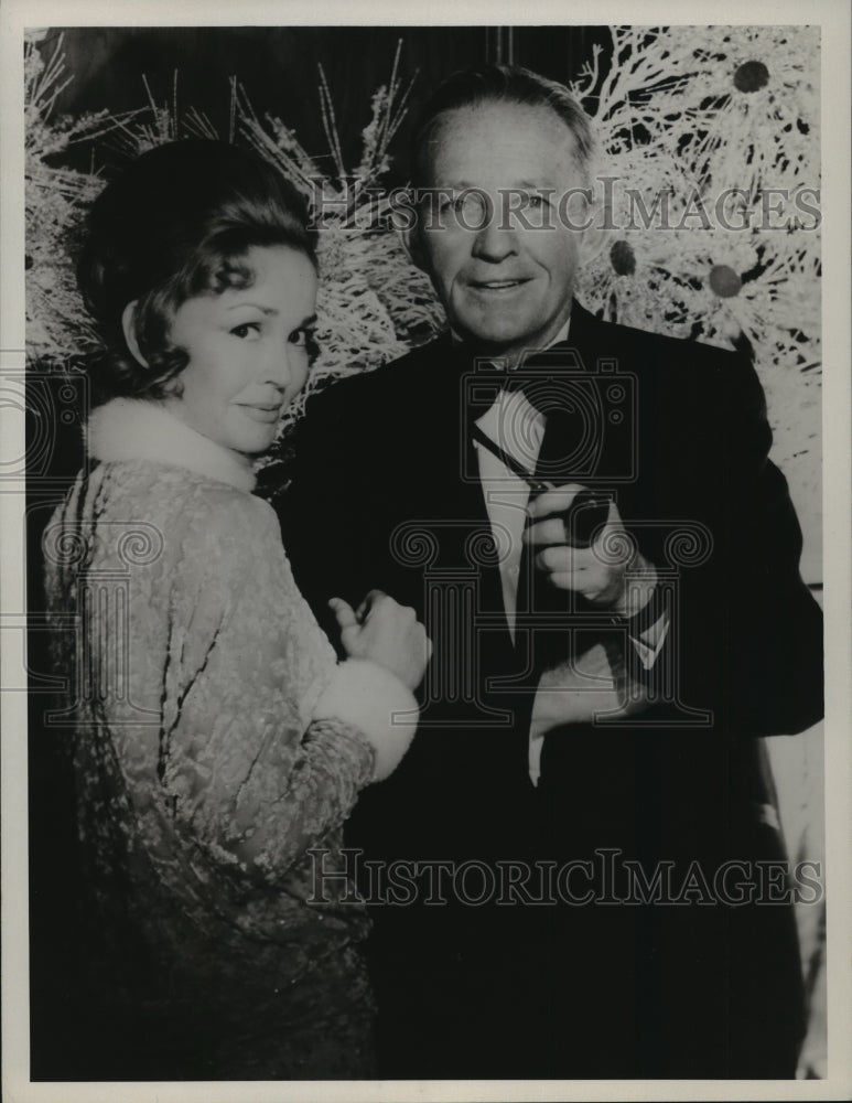 1976 Press Photo Bing Crosby and Kathryn at Christmas party for Fred Astaire - Historic Images