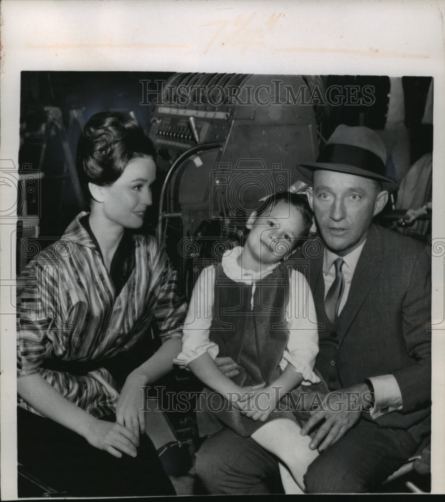 1965 Press Photo Bing Crosby visited by wife and daughter at work-Historic Images