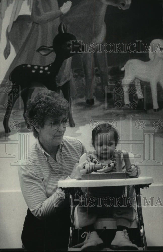 1986 Press Photo Carol Raasch with baby, Happy Times Nursery for the handicapped - Historic Images