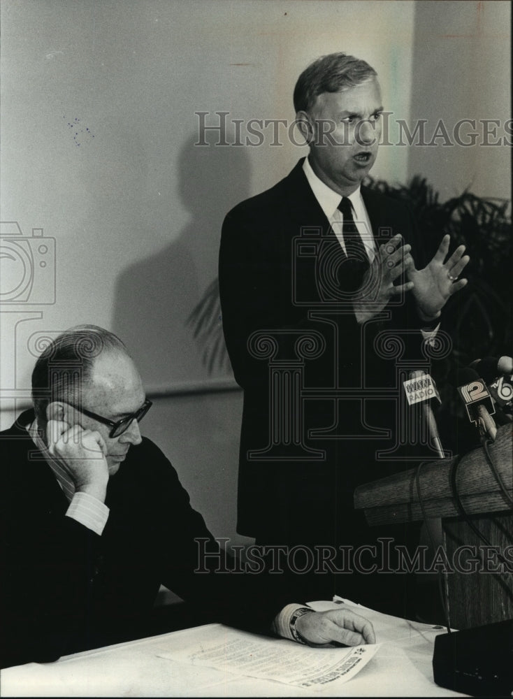 1989 Press Photo Milwaukee Admirals coach Ron Lapointe speaks at press confrence- Historic Images