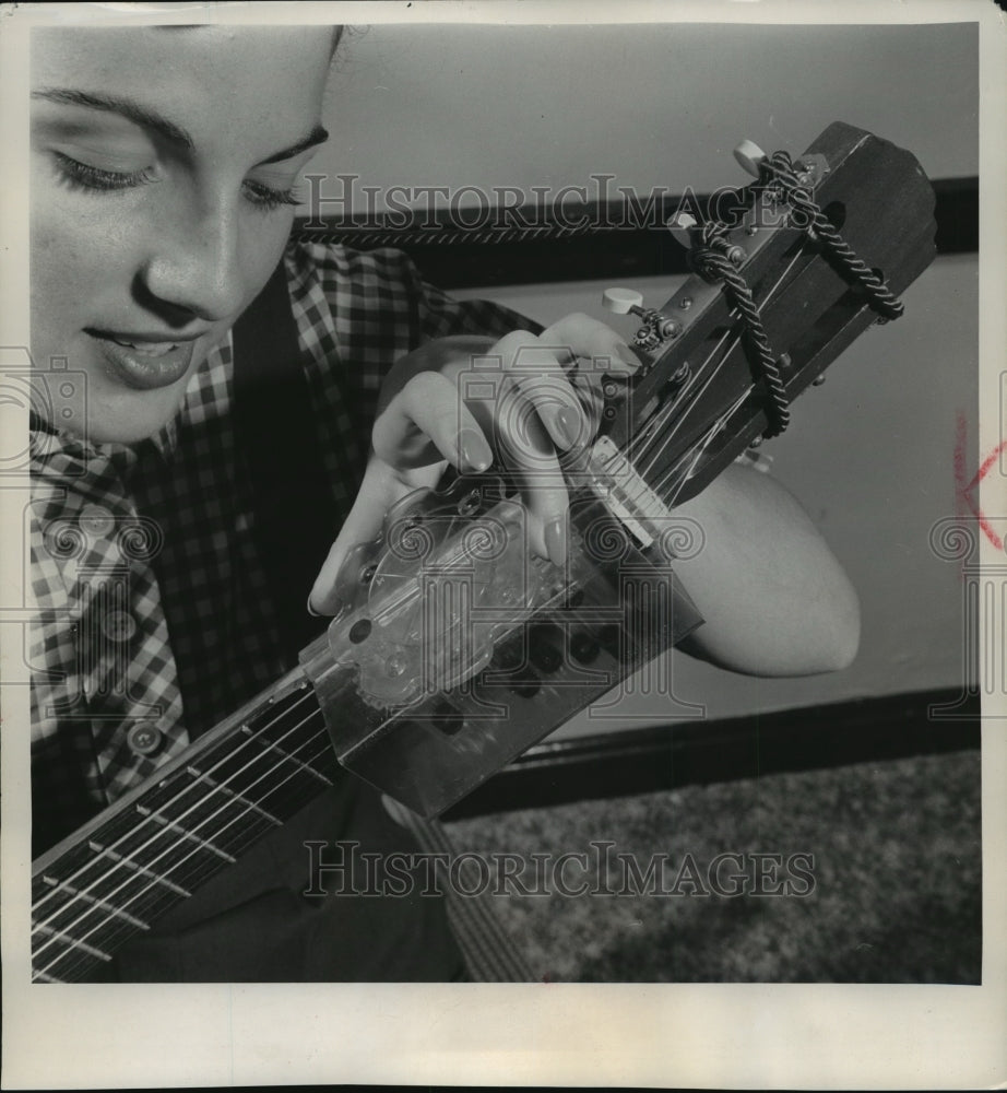 1958 Press Photo Demonstrating box device on guitar that allows novice to play - Historic Images