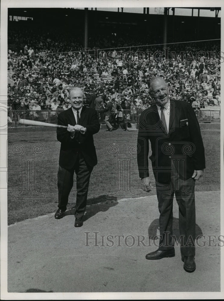 1968 Press Photo Pregame County Executive Doyne and Charlie Grimm, Cubs vs. Sox-Historic Images