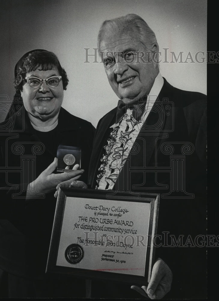 1976 Press Photo John Doyne presented with Pro Urbe award, Mount Mary College-Historic Images