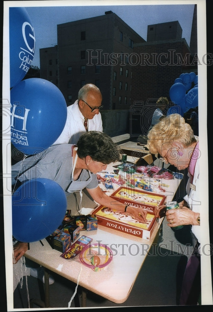 1993 Press Photo Nancy Kuelz, hospital vice president, explains game Operation-Historic Images
