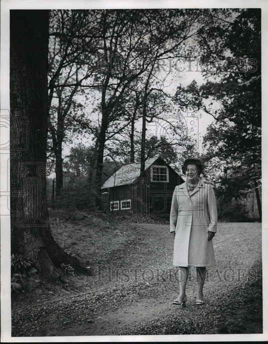 1968 Press Photo Mrs. Wilbur J. Cohen in front of family farmhouse - mja77452 - Historic Images