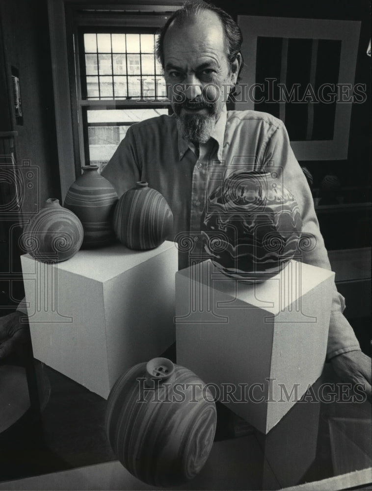 1985 Press Photo Potter Abe Cohn Shown With Some of His Ceramics - mja77510 - Historic Images