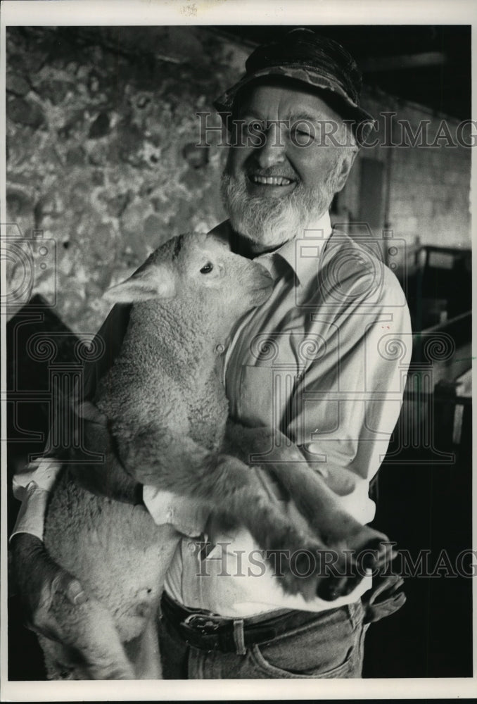 1988 Press Photo Former College Instructor Robert Cole Raises Sheep in Montello - Historic Images