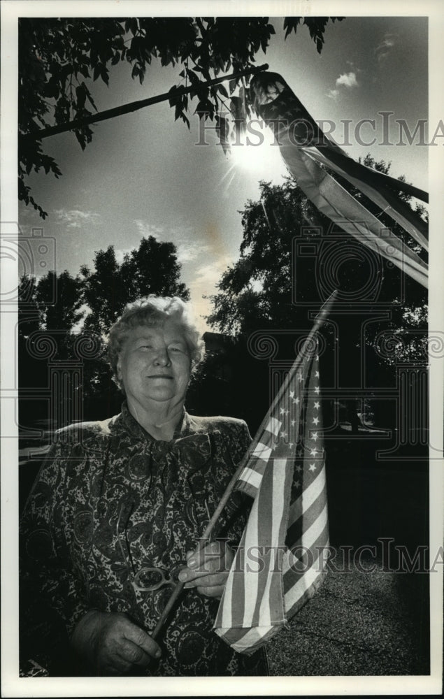 1991 Press Photo Dorothy Cole, WW2 Veteran And Teacher Shows Her American Pride - Historic Images