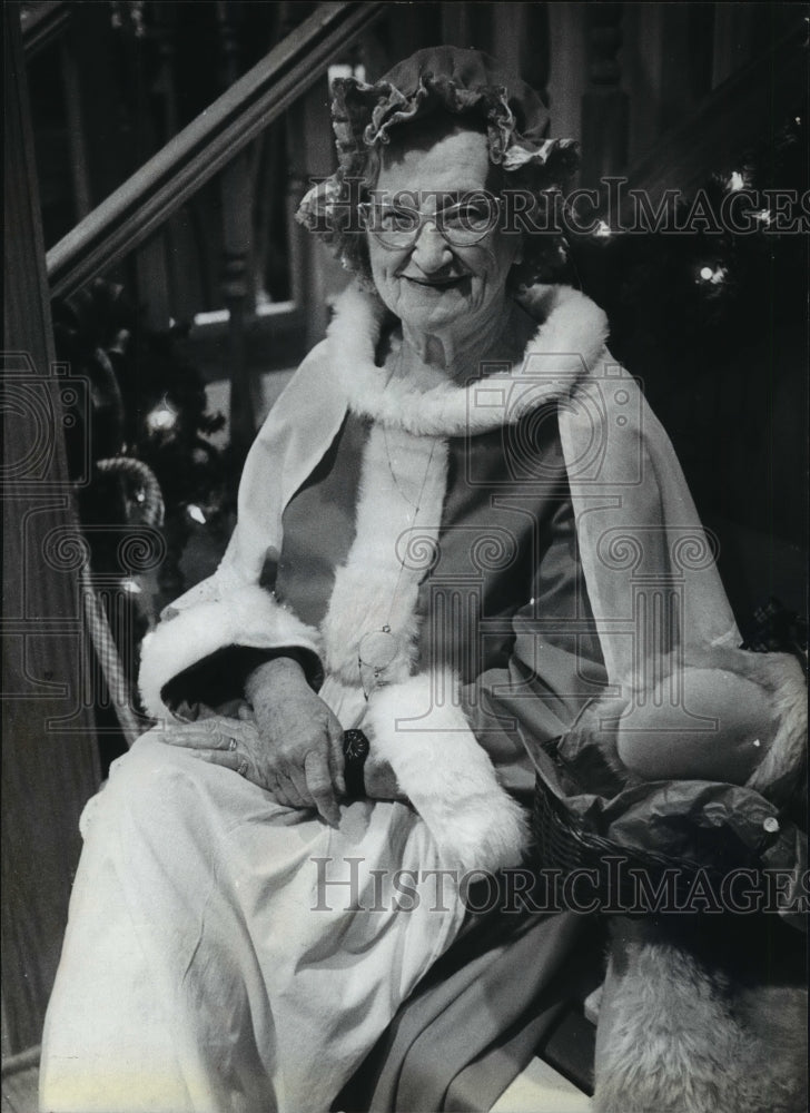 1983 Press Photo Helen Cohen Plays Mrs. Claus in Downtown Milwaukee - mja77575-Historic Images